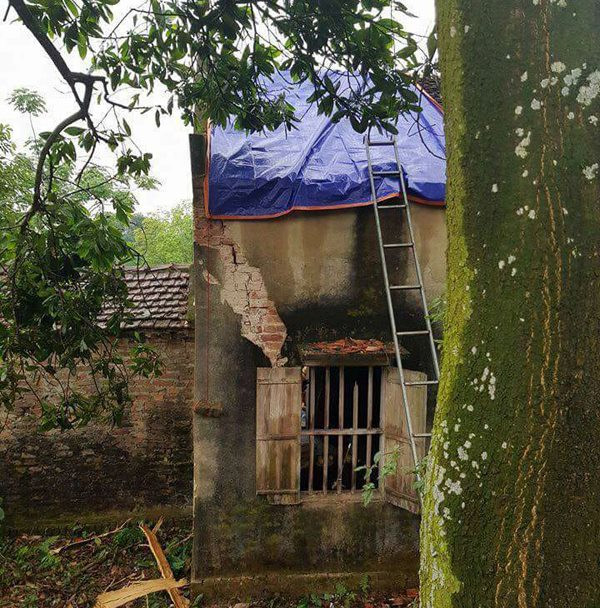 Ngôi nhà của chị Thu vẫn còn vết rạn nứt do bị sét đánh. Ngôi nhà của chị Thu vẫn còn vết rạn nứt do bị sét đánh.