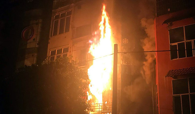 Hiện trường cháy quán massage ở Hà Nội, khách chạy tán loạn Hien truong chay quan massage o Ha Noi, khach chay tan loan