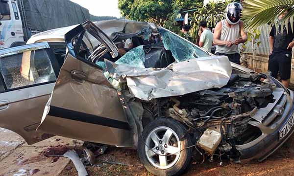 Ô tô con đâm đuôi xe tải, nạn nhân nằm la liệt trên đường - Hình 2 O to con dam duoi xe tai, nan nhan nam la liet tren duong-Hinh-2