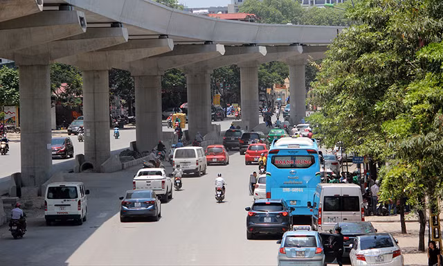 Theo Trung tâm Dự báo khí tượng Thủy văn Trung ương, nhiệt độ cao nhất trong ngày hôm nay (7/5) ở khu vực Hà Nội phổ biến từ 33-35 độ C, có nơi cao trên 35 độ C. Ảnh chụp đường Hồ Tùng Mậu (Hà Nội).