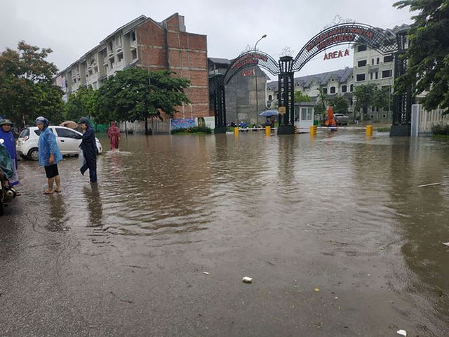 Khu A của khu đô thị mới Lê Trọng Tấn – Geleximco với những dãy nhà phố liền kề và biệt thự có giá trị triệu đô nhưng ngập sâu sau trận mưa đêm 20 và rạng sáng ngày 21/7. (Ảnh. Tuấn Nguyễn) Khu A của khu đô thị mới Lê Trọng Tấn – Geleximco với những dãy nhà phố liền kề và biệt thự có giá trị triệu đô nhưng ngập sâu sau trận mưa đêm 20 và rạng sáng ngày 21/7. (Ảnh. Tuấn Nguyễn)