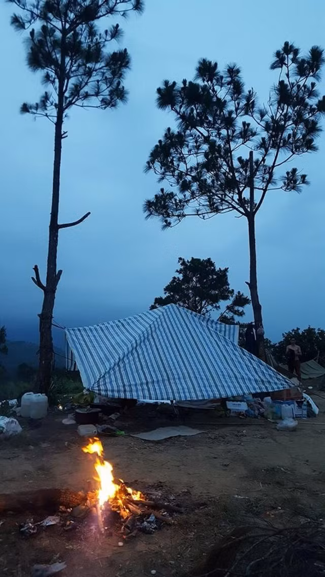 Nhóm cứu hộ cắm trại qua đêm.