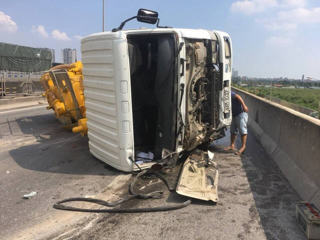 Ô tô kẹt cứng trên đường vành đai 3 vì xe bồn nổ lốp O to ket cung tren duong vanh dai 3 vi xe bon no lop