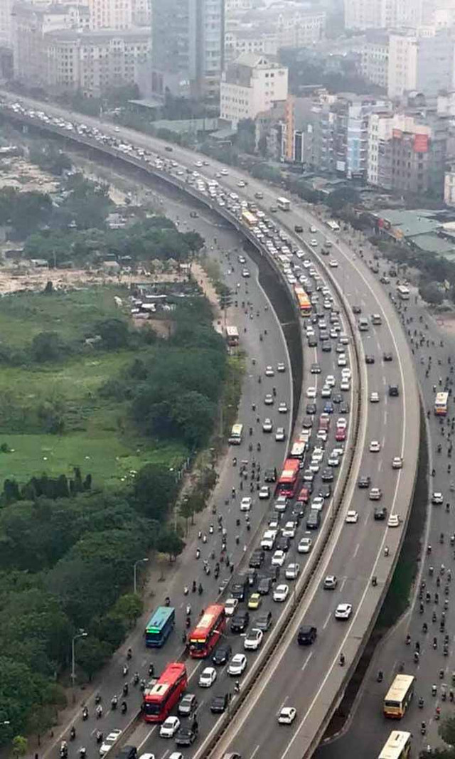 Ô tô kẹt cứng trên đường vành đai 3 vì xe bồn nổ lốp - Hình 2 O to ket cung tren duong vanh dai 3 vi xe bon no lop-Hinh-2