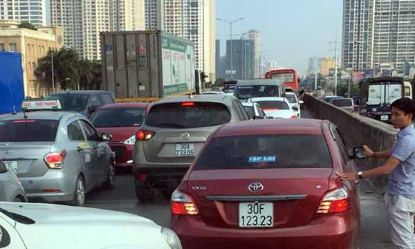 Ô tô kẹt cứng trên đường vành đai 3 vì xe bồn nổ lốp - Hình 3 O to ket cung tren duong vanh dai 3 vi xe bon no lop-Hinh-3