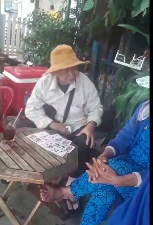 Bóc mẽ chiêu giả “thầy chùa” xem bói quanh bệnh viện - Hình 2 Boc me chieu gia “thay chua” xem boi quanh benh vien-Hinh-2