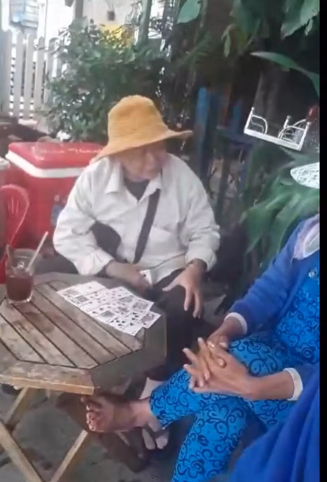 Boc me chieu gia “thay chua” xem boi quanh benh vien-Hinh-2