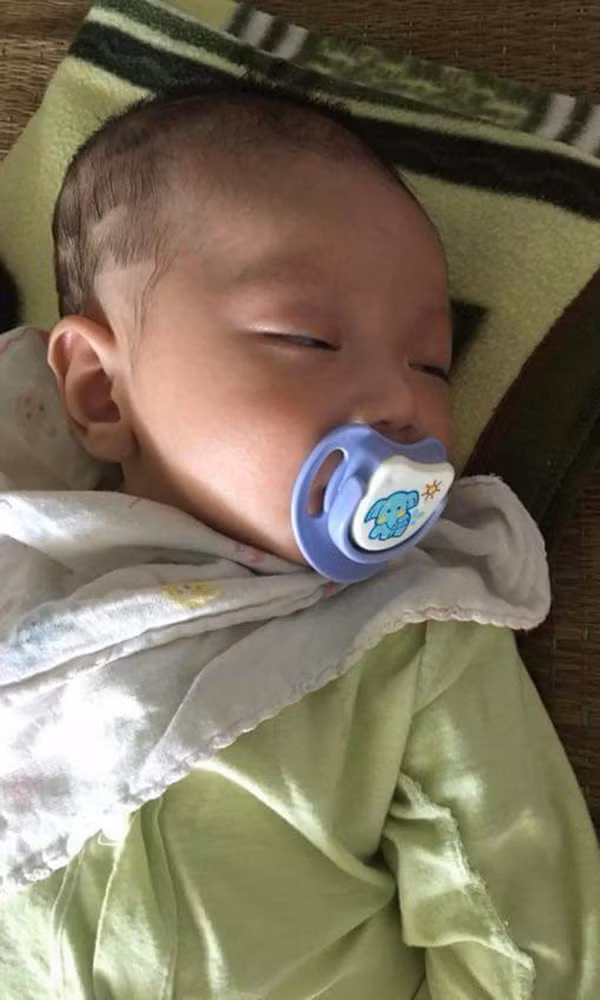 Hình ảnh bé trai bị người thân bỏ rơi.