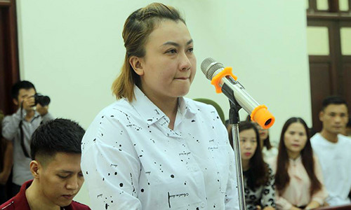 Mẹ kế bật khóc tại tòa, thừa nhận đánh con riêng là sai - Hình 3 Me ke bat khoc tai toa, thua nhan danh con rieng la sai-Hinh-3