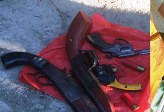 4 khẩu súng tự chế được nhóm côn đồ vứt lại khi tháo chạy.