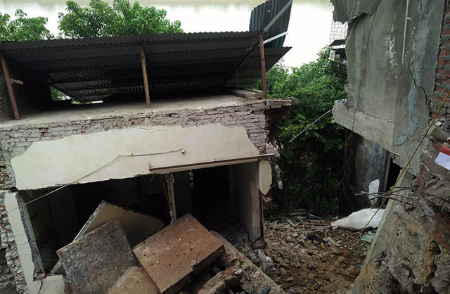 Hàng loạt nhà đổ xuống sông Đà có phải do "cát tặc"? Hang loat nha do xuong song Da co phai do