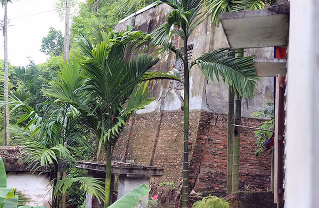 Anh: Hai hung hang loat ngoi nha nghieng xuong song Da