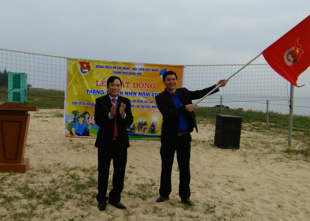 Ông Hà Quốc Phong (trái) khi đi dự lễ phát động Tháng thanh niên của Thành đoàn Đồng Hới. Ảnh: Tuổi Trẻ. Ông Hà Quốc Phong (trái) khi đi dự lễ phát động Tháng thanh niên của Thành đoàn Đồng Hới. Ảnh: Tuổi Trẻ.