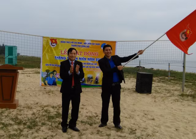 Ông Hà Quốc Phong (trái) khi đi dự lễ phát động Tháng thanh niên của Thành đoàn Đồng Hới. Ảnh: Tuổi Trẻ.