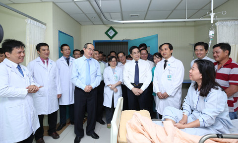Bí thư Nguyễn Thiện Nhân thăm hỏi người bệnh đang nằm điều trị nội trú tại bệnh viện.