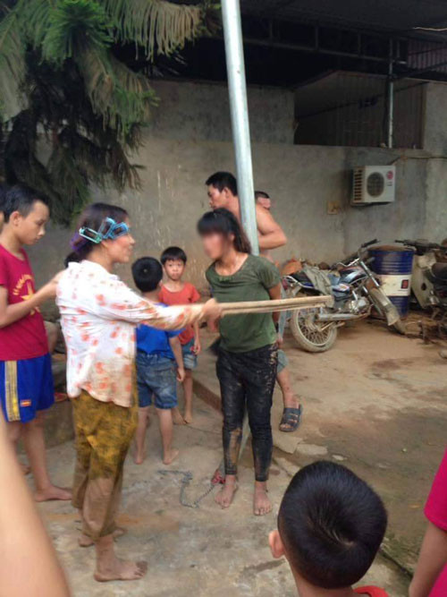 Cô gái bị người dân trói vào cột. Cô gái bị người dân trói vào cột.