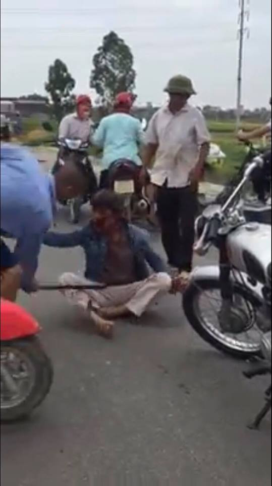 Người đàn ông có hành vi trộm cắp xe máy đang bị người dân đánh tới tấp. Người đàn ông có hành vi trộm cắp xe máy đang bị người dân đánh tới tấp.