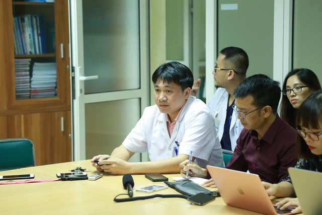 TS Lê Việt Khánh - Phó trưởng khoa Cấp cứu Tiêu hóa của Bệnh viện Hữu nghị Việt Đức (Hà Nội) thông tin về sự việc với báo chí.