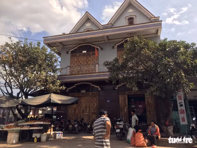 Ngôi nhà hai tầng của gia đình ông Quang tại cổng chợ Ea Súp - Ảnh: Trung Tân.