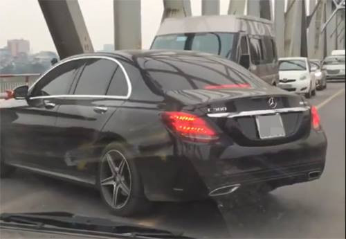 Hình ảnh chiếc xe quay đầu trên cầu Chương Dương (Hà Nội) gây ùn tắc. Hình ảnh chiếc xe quay đầu trên cầu Chương Dương (Hà Nội) gây ùn tắc.