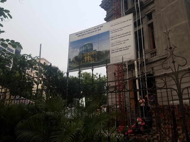 Cây nằm nằm cách công trình Bảo tàng Công nhân và Công đoàn Việt Nam chỉ vài mét. Cây nằm nằm cách công trình Bảo tàng Công nhân và Công đoàn Việt Nam chỉ vài mét.