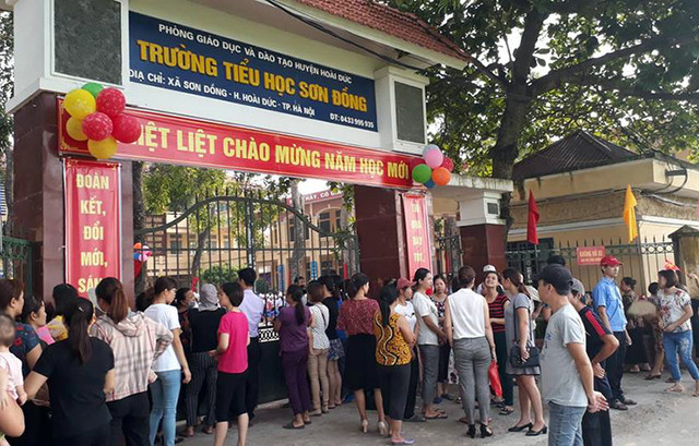Trường Sơn Đồng bị tố lạm thu: Hiệu trưởng vắng mặt ngày khai giảng Truong Son Dong bi to lam thu: Hieu truong vang mat ngay khai giang