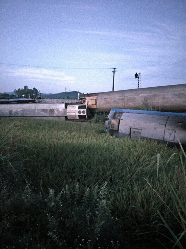 Tai nạn tàu hỏa chở 400 khách ở Thanh Hóa, nhiều người thương vong - Hình 2 Tai nan tau hoa cho 400 khach o Thanh Hoa, nhieu nguoi thuong vong-Hinh-2