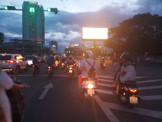 Tại Đà Nẵng, người dân lặng lẽ ra về sau trận thua của Việt Nam.