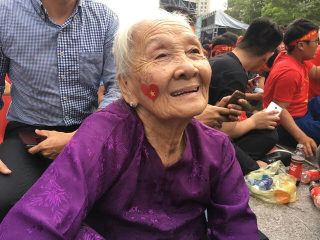 Quá buồn vì Olympic Việt Nam đã thua, cụ bà bật khóc.