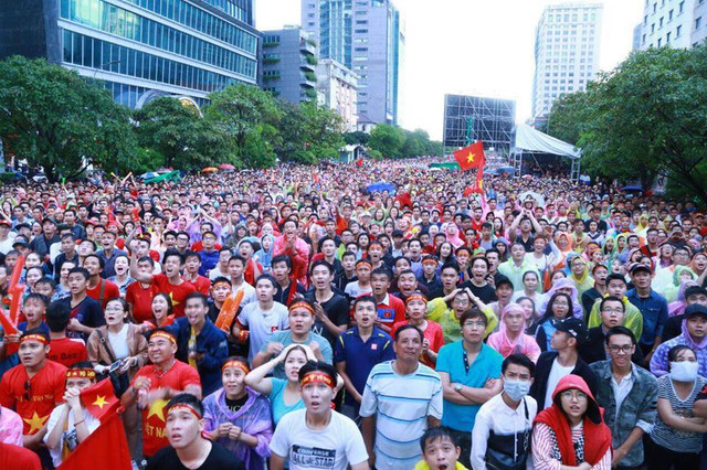 Tại phố đi bộ Nguyễn Huệ, TP Hồ Chí Minh cũng bố trí màn hình để người dân đến xem và cổ vũ.