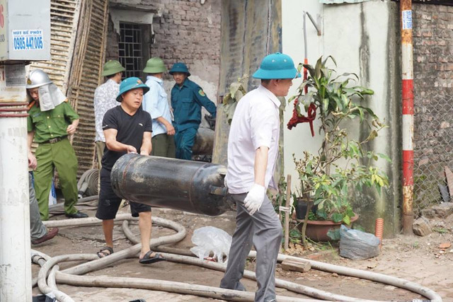 Các bình gas trái phép bên trong ngôi nhà bị cháy được cơ quan chức năng đưa ra ngoài. Các bình gas trái phép bên trong ngôi nhà bị cháy được cơ quan chức năng đưa ra ngoài.