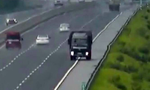 Hình ảnh chiếc xe tải chạy người chiều trên cao tốc Hà Nội - Hải Phòng. Hình ảnh chiếc xe tải chạy người chiều trên cao tốc Hà Nội - Hải Phòng.
