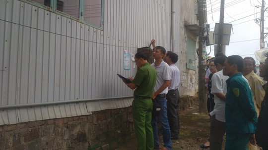 Nam thanh niên gục chết bên vũng máu sau loạt tiếng nổ Nam thanh nien guc chet ben vung mau sau loat tieng no