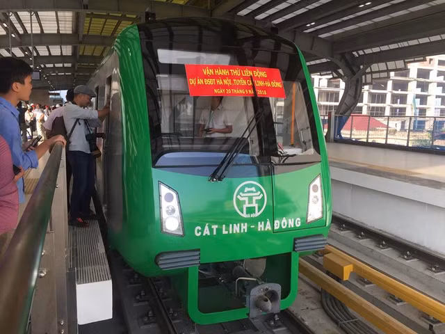 Can canh chay thu tau dien tren cao Cat Linh - Ha Dong