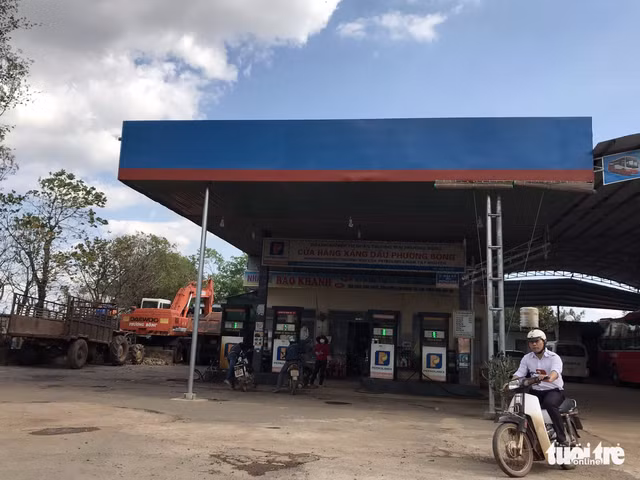 Cây xăng Phương Bông, gần biệt phủ gỗ khủng thuộc sở hữu gia đình ông Quang - Ảnh: Trung Tân.