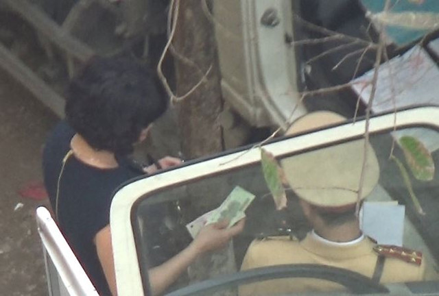 Lãnh đạo Công an Hà Nội bước đầu xác nhận có CSGT thuộc Phòng CSGT Hà Nội "làm luật". Lãnh đạo Công an Hà Nội bước đầu xác nhận có CSGT thuộc Phòng CSGT Hà Nội "làm luật".