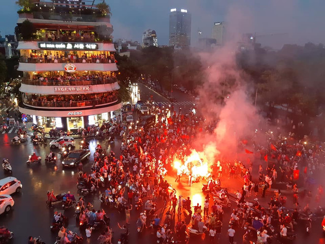 Người hâm mộ quá khích đốt pháo sáng, giao thông khu vực bị ùn ứ.