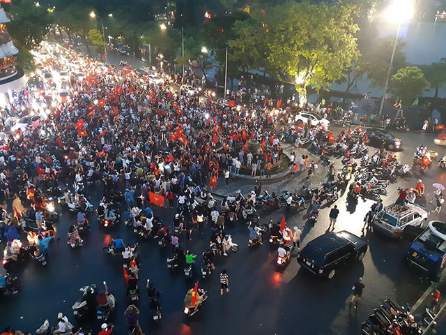 "50 sắc thái" của người hâm mộ sau trận Việt Nam thua Hàn Quốc - Hình 2 Hà Nội lúc này đang có mưa nhưng không thể ngăn nổi người hâm mộ ra đường, dù các cầu thủ của chúng ta nhận thua 1-3 trước Hàn Quốc.