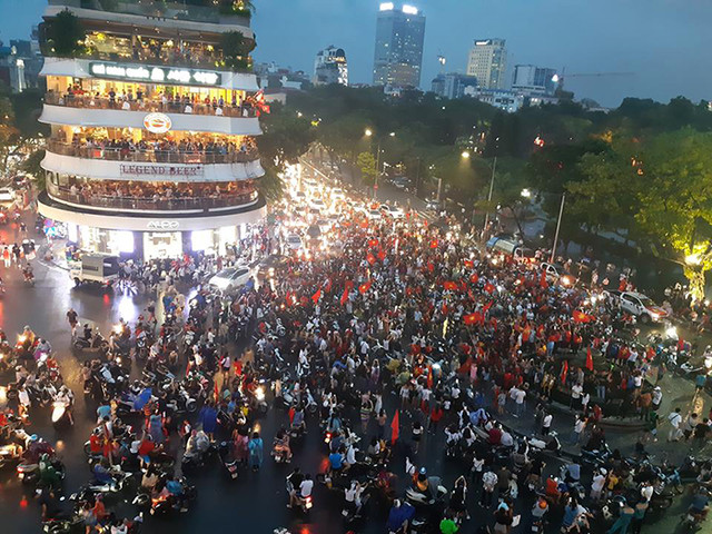 "50 sắc thái" của người hâm mộ sau trận Việt Nam thua Hàn Quốc Người hâm mộ bóng đá Việt Nam bắt đầu tập trung về khu vực hồ Hoàn Kiếm.