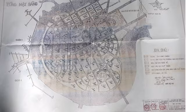 Tấm bản đồ quy hoạch KĐT Thủ Thiêm tỷ lệ 1/5000 mà ông Lung đang giữ