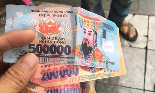 Tiền âm phủ mà khách du lịch tố bị lừa. Tiền âm phủ mà khách du lịch tố bị lừa.