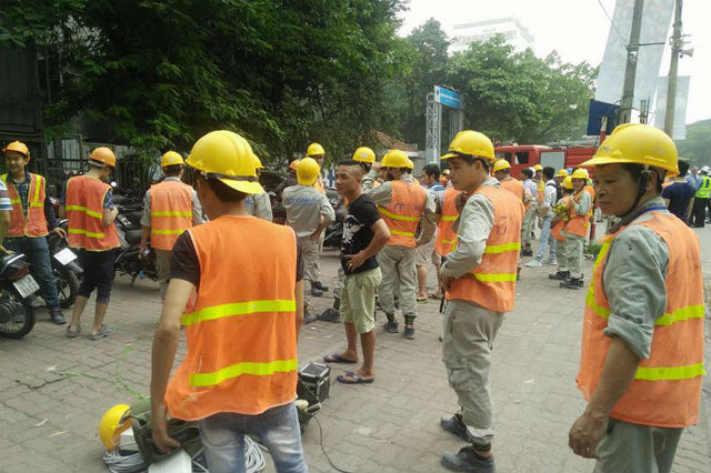 Hàng trăm công nhân làm việc bên trong công trình của Bệnh viện Việt Pháp bị cháy nhanh chóng tìm đường chạy thoát thân ra phía bên ngoài đường. Hàng trăm công nhân làm việc bên trong công trình của Bệnh viện Việt Pháp bị cháy nhanh chóng tìm đường chạy thoát thân ra phía bên ngoài đường.