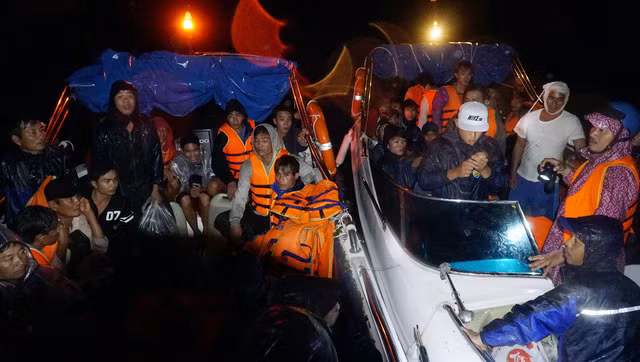 Hai chiếc ca nô của đội anh Phi đã cứu thoát được nhiều ngư dân gặp nạn. Ảnh: Tuổi Trẻ.