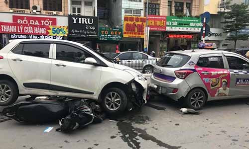 Ô tô "điên" gây tai nạn liên hoàn cuốn xe máy vào gầm - Hình 2 O to