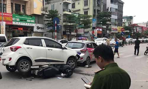 Ô tô "điên" gây tai nạn liên hoàn cuốn xe máy vào gầm - Hình 3 O to