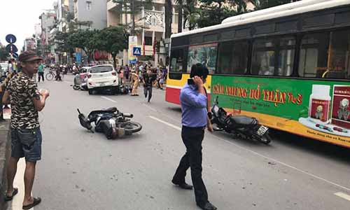 Ô tô "điên" gây tai nạn liên hoàn cuốn xe máy vào gầm O to