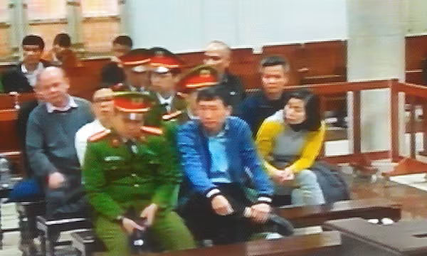 Bị cáo Trịnh Xuân Thanh ngồi vắt chân chữ ngũ tại phiên tòa sáng cùng ngày khi nghe luật sư "bật" lại HĐXX gay gắt.