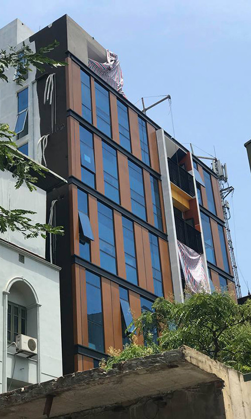 Kinh hoàng rơi thang máy, đè người ngồi trà đá ở HN - Hình 2 Kinh hoang roi thang may, de nguoi ngoi tra da o HN-Hinh-2