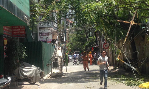 Kinh hoàng rơi thang máy, đè người ngồi trà đá ở HN Kinh hoang roi thang may, de nguoi ngoi tra da o HN