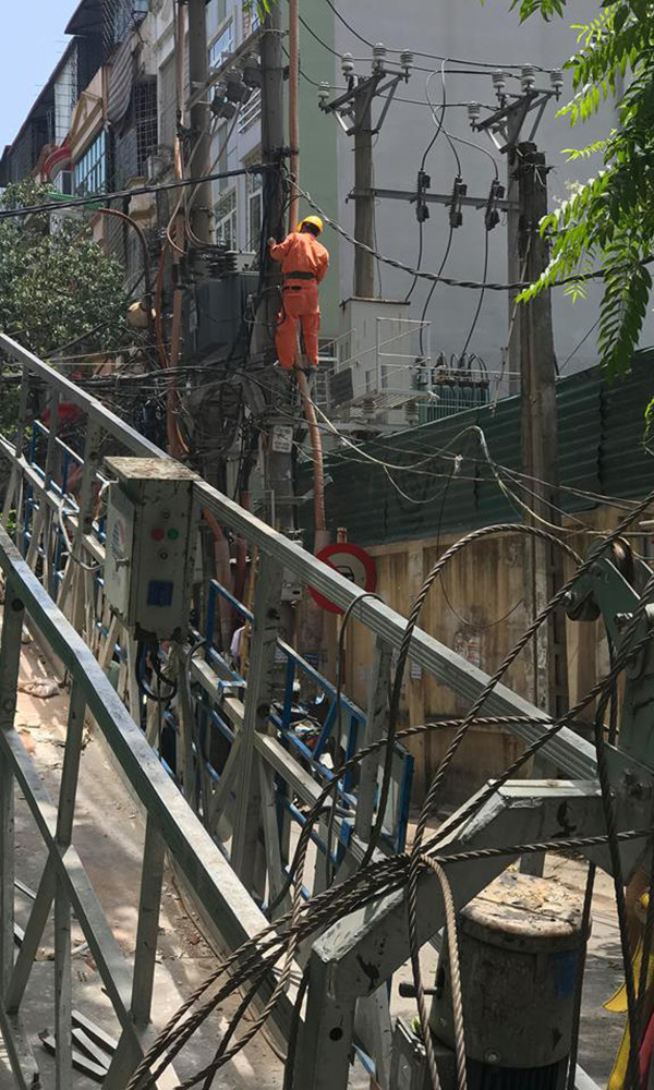 Kinh hoàng rơi thang máy, đè người ngồi trà đá ở HN - Hình 3 Kinh hoang roi thang may, de nguoi ngoi tra da o HN-Hinh-3